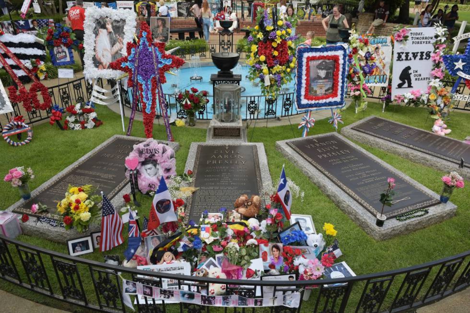 Los rincones más extravagantes de Graceland, la mansión donde Elvis Presley reflejó todas sus obsesiones | ICON Design | EL PAÍS