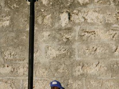 Un joven lector durante la Feria Internacional del Libro de La Habana, en 2007.