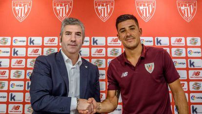 El presidente del Athletic Club, Josu Urrutia (i), junto a Yuri Berchiche (d). 