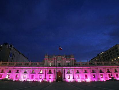 Vista del Palacio de la Moneda, iluminado de rosa el 1 de octubre para hacer un llamado para prevenir el cáncer de mama.