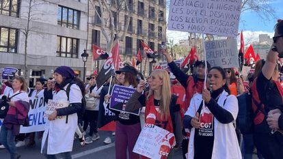 Las trabajadoras del SAD se manifiestan en Barcelona para mejorar sus condiciones laborales.