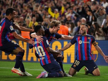 Varios jugadores del Barcelona celebran con Jordi Alba el gol marcado por este.