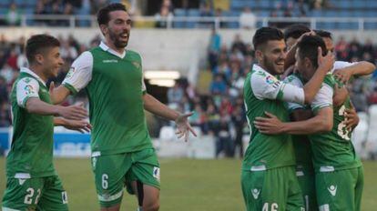 Los jugadores del Betis celebran el primer gol de Rubén Castro.