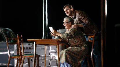 Una imagen de un ensayo de Don Pasquale con el bajo-barítono Carlos Chausson y el barítono polaco Andrzej Filonczyk en los papeles principales.