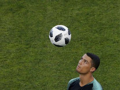 Cristiano, en el estadio de Sochi, durante el entrenamiento previo al Portugal-España del viernes.