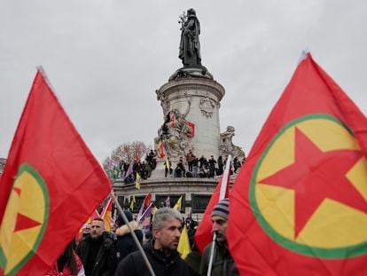 Activistas kurdos protestan en París, el día de Nochebuena.