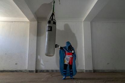 Aunque la sociedad afgana se oponía en su mayoría a los deportes femeninos ya antes de la llegada de los talibanes, había mujeres en el país que desafiaban esta oposición y practicaban deporte de manera profesional en suelo afgano. En la fotografía, de nuevo una mujer practicando muay thai o boxeo tailandés.