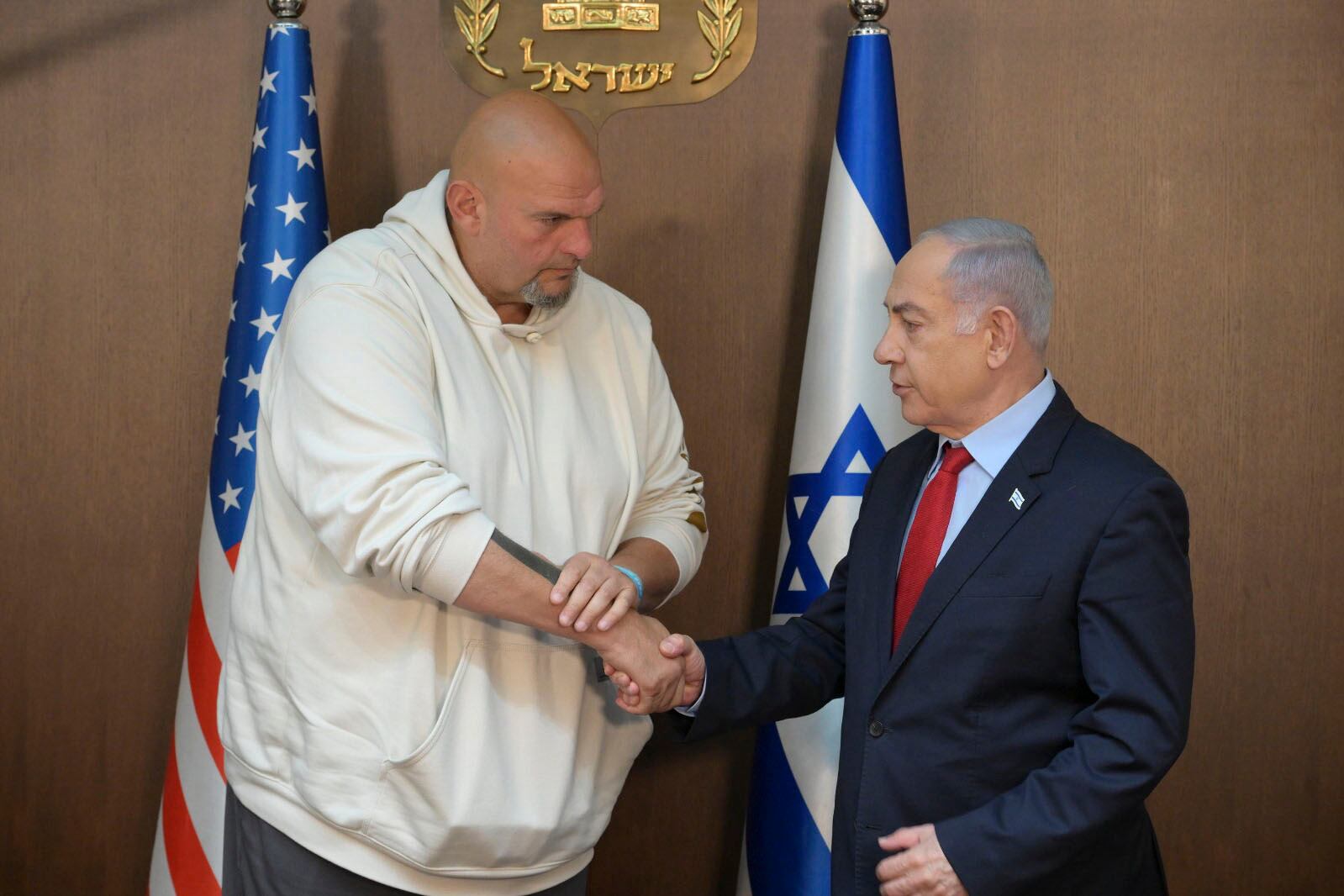 JERUSALÉN (ISRAEL), 26/06/2024.- El primer ministro israelí, Benjamín Netanyahu (d), se reúne este miércoles en Jerusalén con el senador demócrata estadounidense John Fetterman, que ha sorprendido a muchos en la izquierda por su firme apoyo a Israel durante la guerra en Gaza, que ya se ha cobrado la vida de más de 37.700 personas. EFE/ Amos Ben-gershom GPO SOLO USO EDITORIAL SOLO DISPONIBLE PARA ILUSTRAR LA NOTICIA QUE ACOMPAÑA (CRÉDITO OBLIGATORIO)
