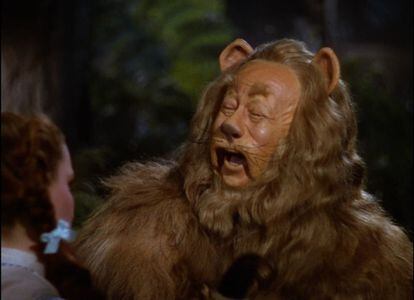 El León Cobarde, interpretado por Bert Lahr, hasta entonces un conocido actor de Broadway, se dirige al Mago de Oz para pedirle valentía, creyéndose poco merecedor del estatus de 'Rey de las Bestias'. El traje de Lahr estaba hecho con piel de león real y pesaba más de 20 kilos. El actor sudaba tanto dentro de él y bajo los focos, que cada noche debía ser limpiado por dos personas de vestuario que solo se encargaban de esa tarea. Además, la máscara que llevaba le impedía comer durante todo el día, y debía alimentarse a través de una pajita.