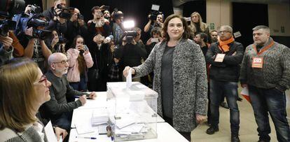 Ada Colau, deposita su voto en el centro Cívico La Sedeta de Barcelona.