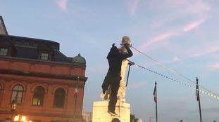 Manifestantes derriban la estatua de Cristóbal Colón en Baltimore, Maryland, EE. UU.