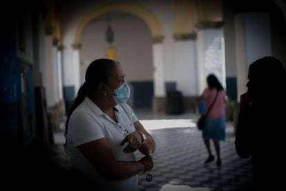 Un familiar pide informes en el Hospital Civil de Guadalajara “Fray Antonio Alcalde” es el hospital escuela de la Universidad de Guadalajara.