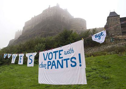 Letreros a favor de la independencia escritos en ropa tendida ante el Castillo de Edimburgo.