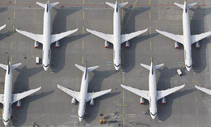 Aviones de Lufthansa estacionados en el aeropuerto de Francfort, el lunes, en pleno cierre del espacio aéreo de Alemania.