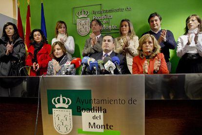 El actual alcalde de Boadilla, Juan Jesús Siguero (sentado, en el centro), tras ser elegido regidor en febrero de 2009 en sustitución de Arturo González Panero.