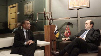 Ortuzar (derecha) y Paulino Rivero, durante su reunión en Sabin Etxea.