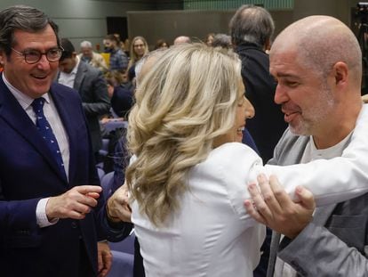 Yolanda Díaz, saluda al líder de CC OO, Unai Sordo (a la derecha), durante la toma posesión de su cartera como vicepresidenta segunda del Gobierno y ministra de Trabajo y Economía Social, el 21 de noviembre. A la izquierda, Antonio Garamendi, presidente de la CEOE.