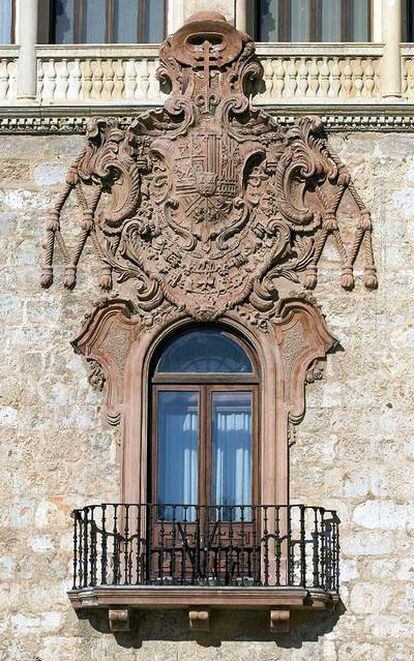 Escudo nobiliario del cardenal infante Luis Antonio de Borbón en la fachada del palacio, el más grande de Alcalá, de seis metros de largo.