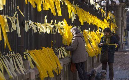 Llaços grocs al Parc de la Ciutadella, en una foto d'arxiu.