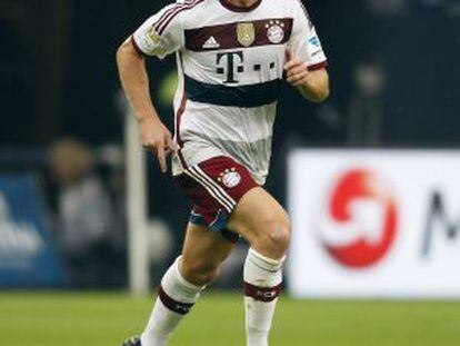 Xabi Alonso conduce el balón en el partido ante el Schalke 04.