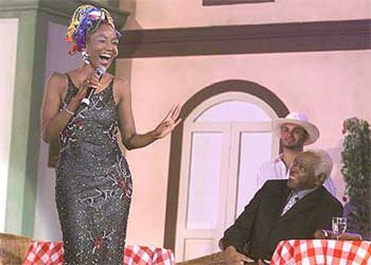 La cantante Lucrecia canta en homenaje a Celia Cruz, en presencia de su viudo, Pedro Knight, en el carnaval tinerfeño.