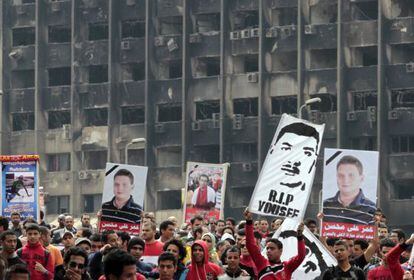 Hinchas del club de f&uacute;tbol Al Ahli participan en una manifestaci&oacute;n contra la Junta Militar y el Ministerio del Interior frente a las oficinas de la Fiscal&iacute;a General hoy en El Cairo.