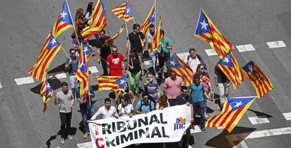 Una manifestació a Barcelona en contra de la suspensió de lleis catalanes.