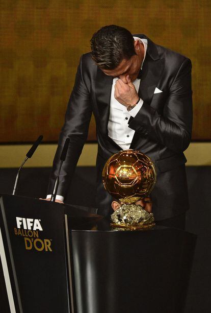 Ronaldo llora en el atril. 