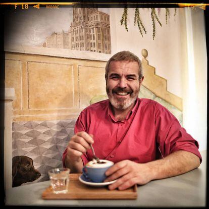 El modista Lorenzo Caprile en la cafetería Cripeka.