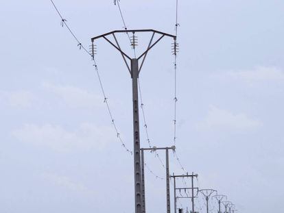 Vista de unas torres del tendido eléctrico, en una imagen de archivo.