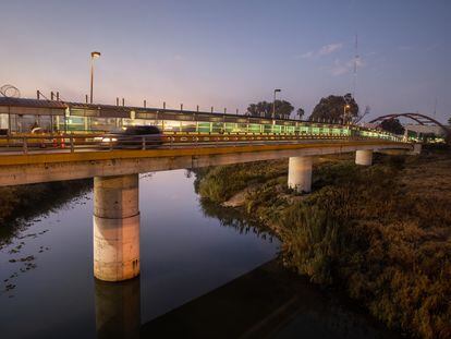 Un auto cruza el puente internacional sobre el río Grande para llegar de EE UU a Matamoros, en febrero de 2021.