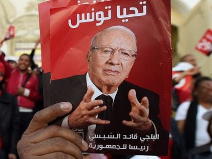 Un partidario de Essebsi muestra su retrato. 