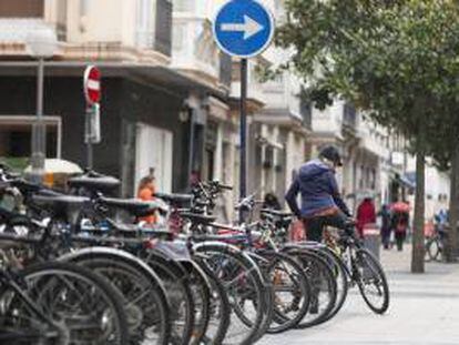 La bicicleta, llamada a ser uno de los modos de transporte urbanos del futuro, busca su sitio en ciudades que quieren ser cada vez más sostenibles, como Vitoria, donde la última regulación que afecta a la bici no ha escapado a la polémica.