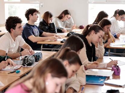 Una clase en el instituto San Vicent Ferrer de Algemesí (Valencia), en marzo.