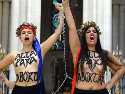 Las dos activistas encadenas al altar de La Almudena, en 2014. En vídeo, la protesta de las activistas.