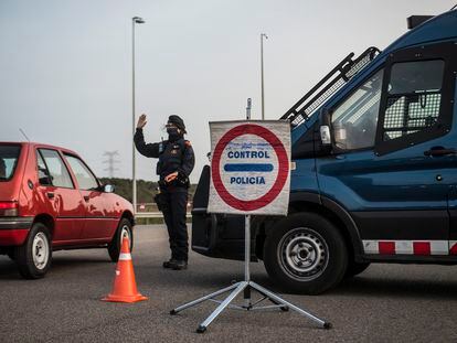 Control de los Mossos de Esquadra en el acceso de la AP-7 de Vilademuls, dirección Girona y Barcelona.