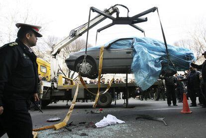 Equipos de emergencia retiran el vehículo en el que viajaba el científico iraní Mostafa Ahmadi Roshan cuando fue asesinado.