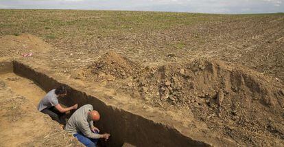 Dos arqueólogos excavan en la línea francesa de Waterloo, Bélgica.