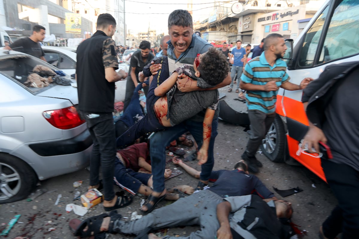 Ejército israelí bombardea una ambulancia cerca del hospital Al-Shifa: Israel bombardea un convoy de ambulancias pese a la presión de EE UU para proteger civiles en Gaza y Cisjordania | Internacional