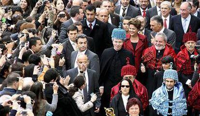 Luiz Inácio Lula da Silva levanta los pulgares tras ser investido doctor honoris causa por la Universidad de Coimbra en una ceremonia a la que asistieron los mandatarios de Brasil, Dilma Rousseff, y Portugal, Aníbal Cavaco Silva, así como el primer ministro luso, José Sócrates.