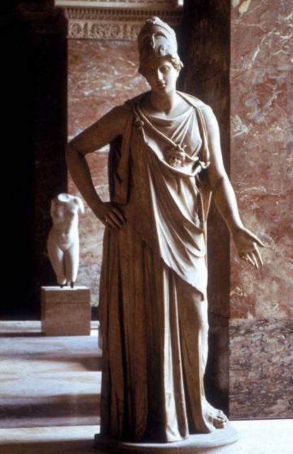 Escultura de la diosa Atenea, en el Louvre de París.