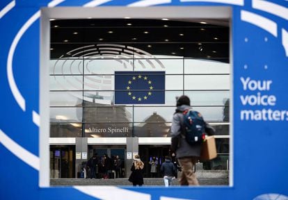 Viandantes en torno a la entrada del Parlamento Europeo en Bruselas, el 9 de diciembre.