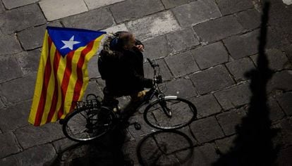 Un hombre en bici porta una estelada en la protesta del pasado d&iacute;a 21 contra la aplicaci&oacute;n del art&iacute;culo 155 en Barcelona.  