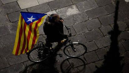 Un hombre en bici porta una estelada en la protesta del pasado d&iacute;a 21 contra la aplicaci&oacute;n del art&iacute;culo 155 en Barcelona.  