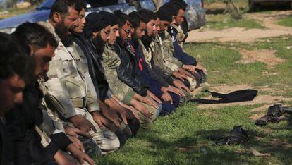 Soldados del ej&eacute;rcito libre de Siria mientras rezan. 