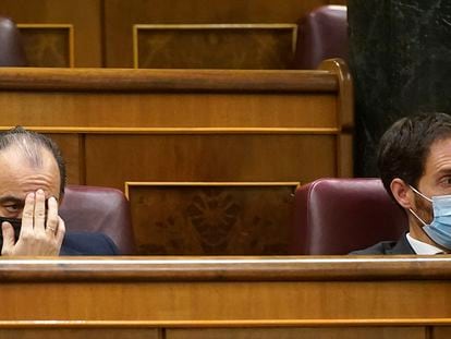 Los dos diputados de Unión del Pueblo Navarro (UPN), Carlos García Adanero y Sergio Sayas López, este jueves en el Congreso de los Diputados.