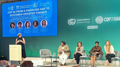 Mariana Mazzucato y  Cecilia Nicolini durante el panel From a Financing gap to outcomes -oriented finance en la Conferencia de las Naciones Unidas sobre el Cambio Climático (COP28) de 2023 en Dubai, EAU, 4 de diciembre de 2023.