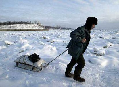 Un residente de Jabárovsk cruza el río Amur, completamente helado, arrastrando un pequeño trineo, en diciembre de 2004.