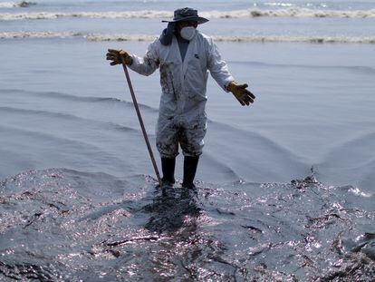 Un trabajador en las tareas de limpia en la playa de Ventanilla, en Perú, este martes 18 de enero.