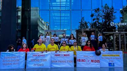 Protesta del personal laboral en el exterior en Tel Aviv, este miércoles cerca de la embajada española.
